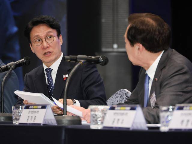 김민석(왼쪽) 국무총리가 1일 서울 영등포구 중소기업중앙회 KBIZ홀에서 열린 중소기업 규제합리화 현장대화에서 발언하고 있다. 연합뉴스