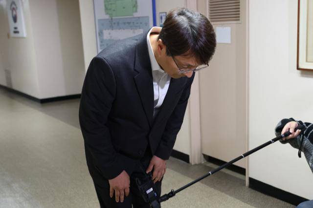 11월 30일 서울 종로구 정부서울청사에서 쿠팡 관련 긴급 관계부처 장관회의가 열리기에 앞서 회의장을 찾은 박대준 쿠팡대표가 사과하고 있다. 뉴시스