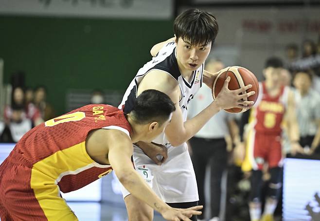 1일 원주 DB프로미 아레나에서 열린 대표팀과 중국의 2027 FIBA 월드컵 아시아 예선 1라운드 조별리그 B조 2차전. 이현중이 공격을 시도하고 있다. 사진=대한민국농구협회