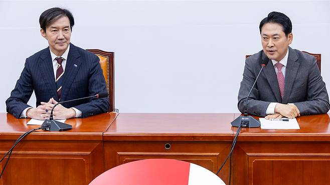 국민의힘 장동혁 대표(오른쪽)가 1일 국회에서 조국혁신당 조국 대표를 만나 인사말을 하고 있다.
