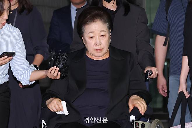 윤석열 정권과 통일교가 연관된 정교유착 국정농단 의혹을 받는 한학자 통일교 총재가 지난 9월22일 서울중앙지법에서 구속 전 피의자 심문(영장실질심사)을 마친 뒤 대기 장소인 서울구치소로 향하고 있다. 한수빈 기자