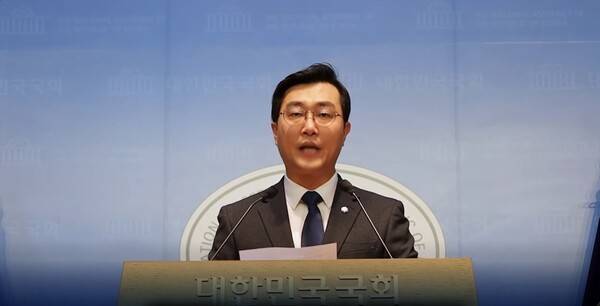 ▲장경태 더불어민주당 의원이 지난달 30일 국회 소통관에서 성추행 의혹 관련 추행이 없었다는 반박 기자회견을 하고 있다. 사진=장경태TV(페이스북) 영상 갈무리