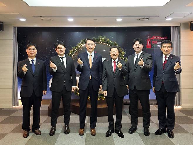 1일 서울시 중구 사회복지공동모금회에서 개최된 연말 이웃사랑성금 전달식에서 참석자들이 기념촬영을 하고 있다. 왼쪽부터 제현웅 삼성글로벌리서치 부사장, 서준영 삼성전자 노사협의회 사원 대표, 장석훈 삼성사회공헌업무총괄 사장, 김병준 사회복지공동모금회 회장, 박종찬 삼성전자 노사협의회 사원 대표, 황인식 사회복지공동모금회 사무총장. 삼성전자