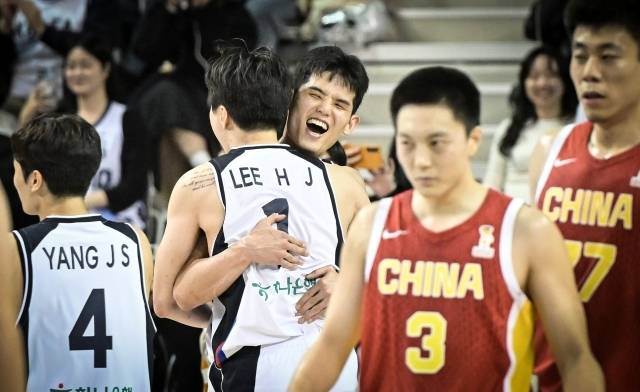 이현중과 이정현의 대폭발, 그러나 ‘베이비 헐크’ 하윤기가 없었다면 이루기 힘든 2연승이었다. 중국이 자랑하는 저우치, 후진추를 상대로 압승한 그의 존재감은 대단했다. 사진=대한민국농구협회 제공