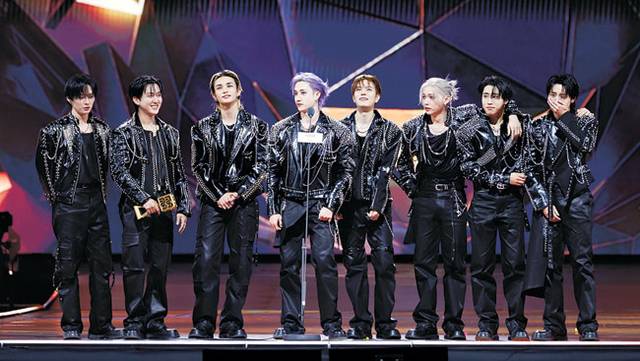 그룹 스트레이키즈가 지난달 29일 홍콩에서 열린 ‘2025 마마 어워즈’에서 올해의 앨범상을 받은 뒤 소감을 전하고 있다. 이틀간의 이번 행사는 현지 대형 화재 사고로 차분하게 치러졌다. CJ ENM 제공