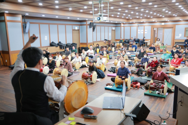 원광디지털대 전통공연예술학과 학생들이 삼도설장고 특강에 참여하고 있다. 원광디지털대 제공