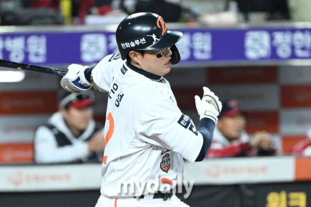 31일 대전 한화생명 볼파크 야구장에서 열린 '2025 신한 SOL 뱅크 KBO 한국시리즈 5차전' LG 트윈스와 한화 이글스 경기. 한화 채은성이 7회말 선두타자로 나와 안타를 치고 있다./마이데일리