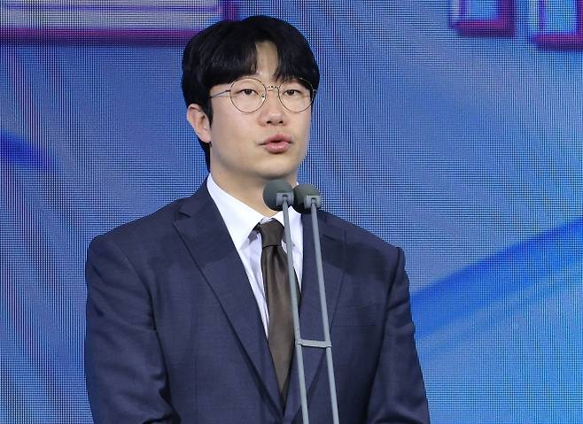 인사말 하는 양현종 선수협회장 - 1일 서울 광진구 그랜드워커힐 호텔에서 열린 한국프로야구선수협회 시상식인 2025컴투스프로야구 리얼글러브어워드에서 시상자로 나선 양현종 선수협회장이 인사말을 하고 있다. 2025.12.1 연합뉴스