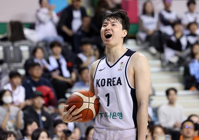 한국 농구 국가대표 이현중이 1일 원주 DB프로미아레나에서 열린 2027 국제농구연맹(FIBA) 월드컵 아시아 예선 1라운드 B조 2차전 중국과의 홈 경기에서 승리한 뒤 기뻐하고 있다. 원주 연합뉴스