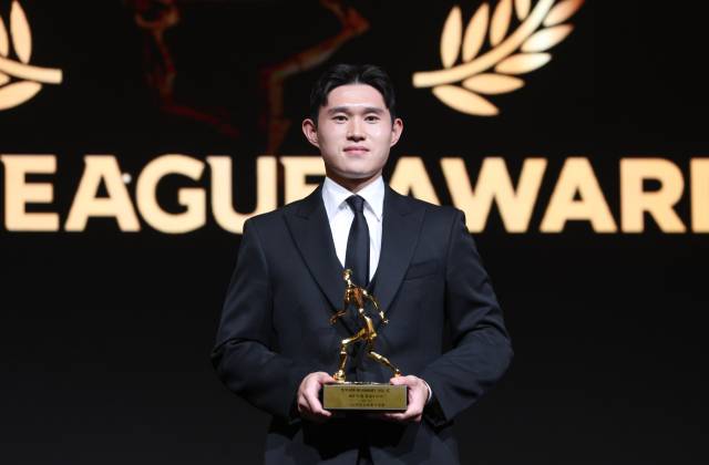 울산HD 이동경이 1일 K리그 2025 대상 시상식에서 K리그1 MVP를 수상한 뒤 트로피와 함께 기념 촬영하고 있다. 연합뉴스