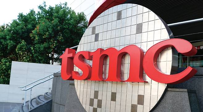 대만 신주에 위치한 TSMC(대만반도체제조회사) 박물관 외부에 TSMC 로고가 전시되어 있다. ⓒEPA 연합