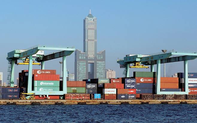 대만 남부 가오슝항의 컨테이너 터미널 ⓒEPA 연합