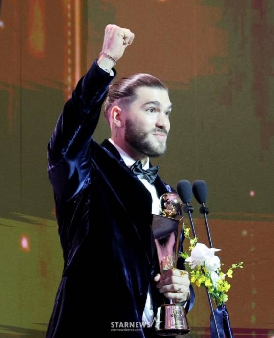 한화의 코디 폰세가 24일 오후 2시 서울 롯데호텔 월드 크리스탈볼룸에서 열린 '2025 신한 SOL 뱅크 KBO 시상식'에서 리그 MVP를 수상했다. /사진=강영조 선임기자