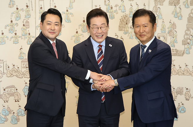 이재명 대통령이 지난 9월 8일 서울 용산 대통령실에서 정청래 더불어민주당 대표, 장동혁 국민의힘 대표와 오찬 회동을 하기 전 기념 촬영을 하고 있다. 대통령실사진기자단