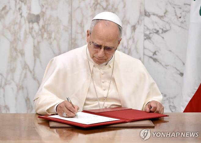 교황 (베이루트 EPA=연합뉴스) 30일(현지시간) 레오 14세가 레바논 대통령궁에서 방명록에 서명 중이다. 2025.12.1 photo@yna.co.kr