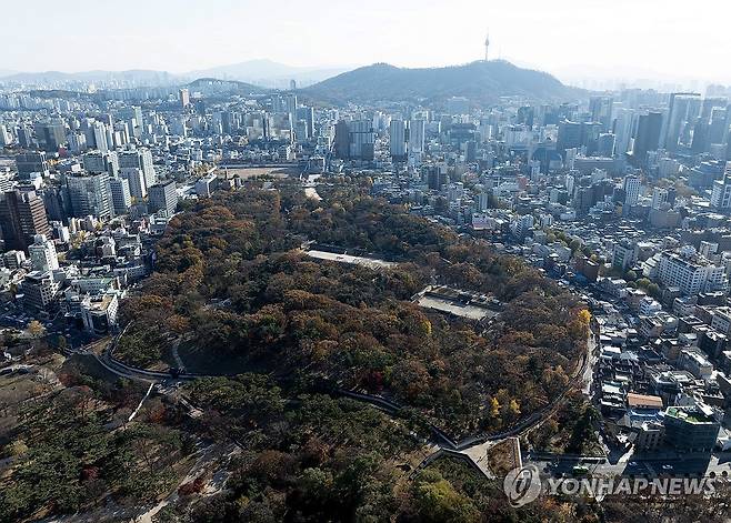 세운4구역 재개발 두고 논란 이어지는 종묘 (서울=연합뉴스) 김성민 기자 = 종묘 인근 재개발을 두고 여야가 대립을 이어가고 있는 18일 서울 종로구 종묘 너머로 세운4구역 재개발 지구가 보이고 있다. 2025.11.18 ksm7976@yna.co.kr