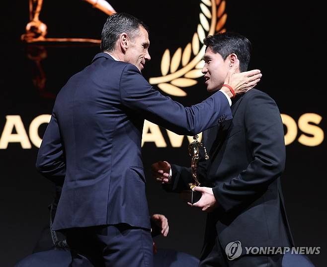 인사 나누는 포옛 감독-이동경 (서울=연합뉴스) 류영석 기자 = 1일 서울 서대문구 스위스그랜드호텔에서 열린 K리그 2025 대상 시상식에서 K리그1 감독상을 수상한 전북현대 모터스 거스 포옛 감독과 MVP상을 수상한 울산HD FC 이동경이 서로를 축하하고 있다. 2025.12.1 ondol@yna.co.kr