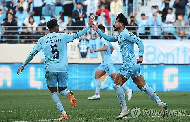 '세리머니 할 시간도 없어' (대구=연합뉴스) 윤관식 기자 = 30일 대구 북구 대구iM뱅크PARK에서 열린 2025 하나은행 K리그1 최종라운드 대구FC와 FC안양의 경기. 대구 세징야가 동점골을 넣고 하프라인으로 복귀하고 있다. 2025.11.30 psik@yna.co.kr