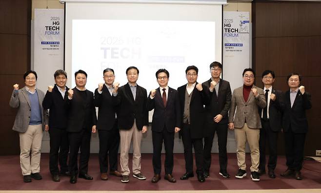 국내 1위 PM 전문기업 한미글로벌이 2일 서울 강남구 코엑스에서 ‘스마트 인프라 건설’을 주제로 포럼을 개최하고 기념사진을 찍고 있다. (사진=한미글로벌)
