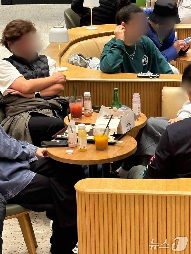 1일 오후 4시쯤 경기도 양평의 스타벅스 더양평 DT점에서 6~7명의 중국인 관광객들이 음료와 함께 소주, 치킨 등을 먹고 있다.(인스타그램 hiphub.kr 제공. 재판매 및 DB 금지)2025.12.1/뉴스1