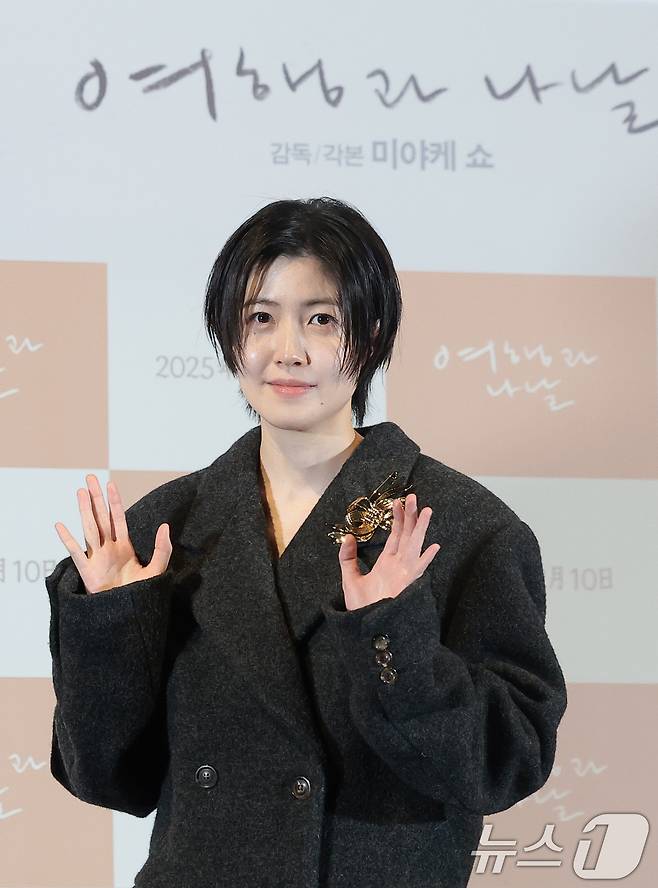 배우 심은경이 2일 서울 용산구 CGV용산아이파크몰에서 열린 영화 '여행과 나날' 언론 시사회 및 기자 간담회에서 포즈를 취하고 있다. '여행과 나날'은 어쩌면 끝이라고 생각한 각본가 '이'(심은경 분)가 어쩌다 떠나온 설국의 여관에서 의외의 시간을 보내면서 다시 시작되는 2025년 겨울, 일상 여행자들과 함께 떠나는 꿈같은 이야기를 그렸다. 2025.12.2/뉴스1 ⓒ News1 권현진 기자