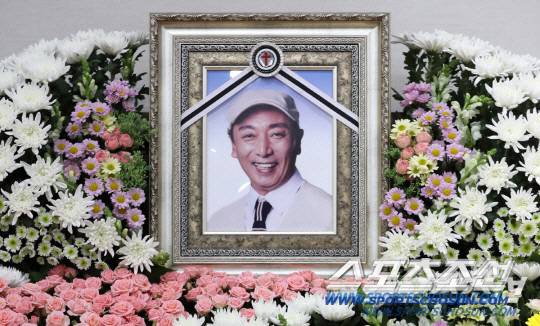 간경화 합병증으로 투병 중이던 배우 염동헌이 2일 오후 별세했다. 고인의 빈소는 서울 노원구 원자력병원장례식장 2호실에 차려졌으며 발인은 4일 정오, 장지는 인천가족공원이다. 2022.12.03 사진공동취재단