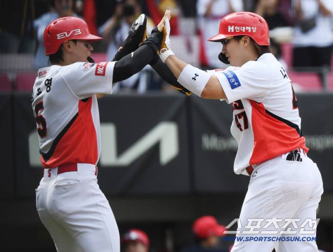 23일 광주 기아 챔피언스필드에서 열린 한화와 KIA의 DH1차전. 5회말 1사 1, 2루에서 3점 홈런을 친 나성범이 김도영과 하이파이브하고 있다. 광주=정재근 기자 cjg@sportschosun.com/2024.6.23/