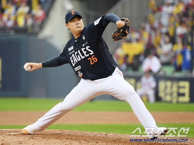 26일 서울 잠실구장에서 열린 한화와 LG의 한국시리즈 1차전. 7회말 한승혁이 투구하고 있다. 잠실=정재근 기자 cjg@sportschosun.com/2025.10.26/