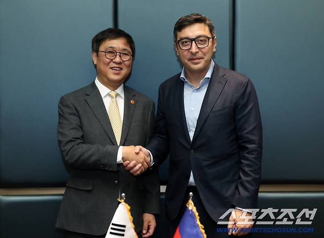 최휘영 문화체육관광부 장관이 2일 부산 해운대구 파라다이스호텔에서 파리드 가이보프 아제르바이잔 청소년체육부 장관과 면담을 마치고 기념촬영을 하고 있다.사진제공=문화체육관광부