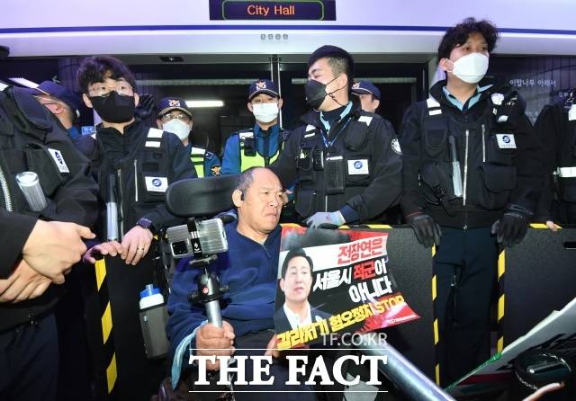 전국장애인차별철폐연대(전장연) 소속 활동가가 지난 2023년 3월 오전 서울 중구 시청역 승강장에서 '출근길 지하철 탑승 선전전'을 진행하고 있다. /더팩트DB