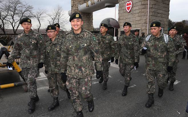 2019년 2월 1일 오후 평일 일과 후 병사들의 부대 밖 외출 제도가 전면 시행된 가운데 경기 고양시 육군 제30기계화보병사단에서 병사들이 외출증과 핸드폰을 반환받아 부대 밖 외출을 하고 있다. /조선DB