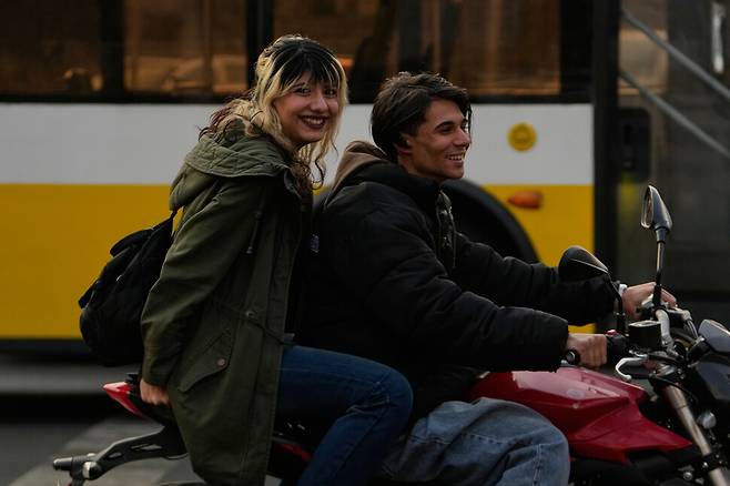 20일(현지시각) 이란 테헤란 북부 지역에서 한 남녀가 오토바이를 타고 있다. AP 연합뉴스