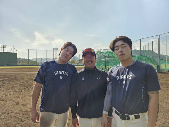 최근 일본 츠쿠바대학교에서 파견 훈련을 함께한 롯데 나승엽과 이병규 타격코치, 고승민(왼쪽부터). 고봉준 기자
