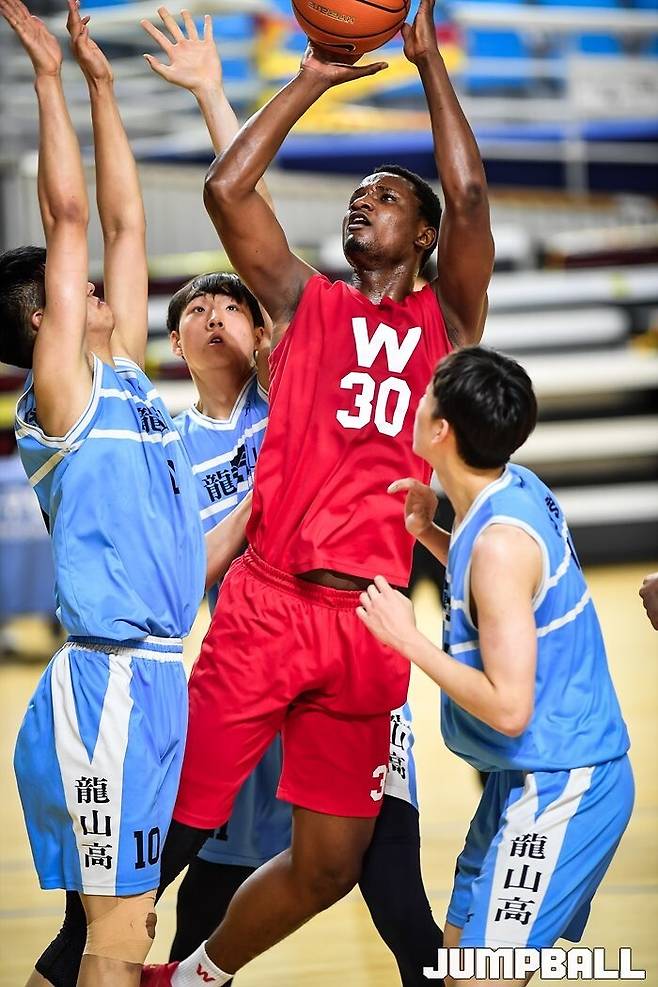 ▲2021 종별대회 휘문고 프레디 모습, 수비하는 용산고 10번 윤기찬(KCC)과 신주영(가스공사), 이채형(연세대)