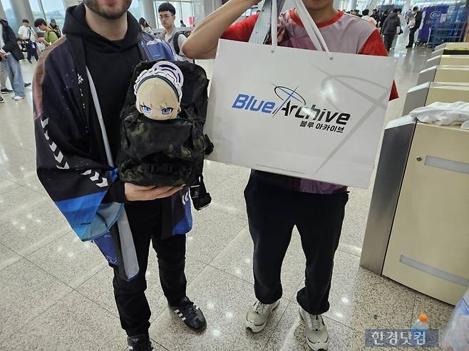 왼쪽부터 미국인 A씨(34)와 B씨(32)가 지난 31일 블루 아카이브 4주년 페스티벌에서 구매한 굿즈를 보여주고 있다. 사진=박수빈 기자