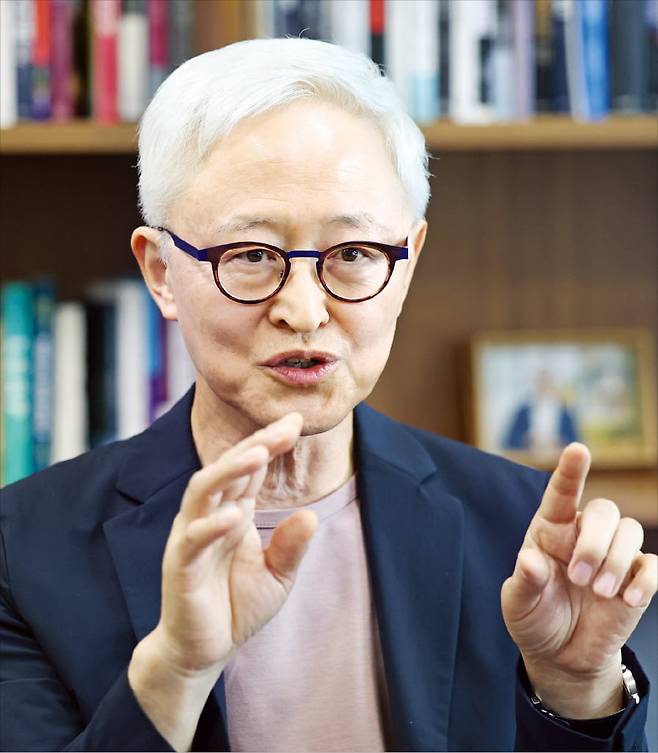 삼성전자 반도체(DS)부문을 작년까지 총괄한 경계현 삼성전자 고문이 서울 서초동 삼성전자 사옥에서 한국경제신문과 인터뷰하고 있다. 경 고문은 우리나라의 경제성장률을 높일 방법은 창업이 유일하다고 거듭 강조했다. 이솔 기자