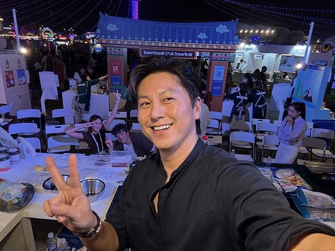 배우 류수영씨가 두바이에서 진행된 K쿠킹쇼에 앞서 셀카를 찍고 있다 /사진=스튜디오 잔치