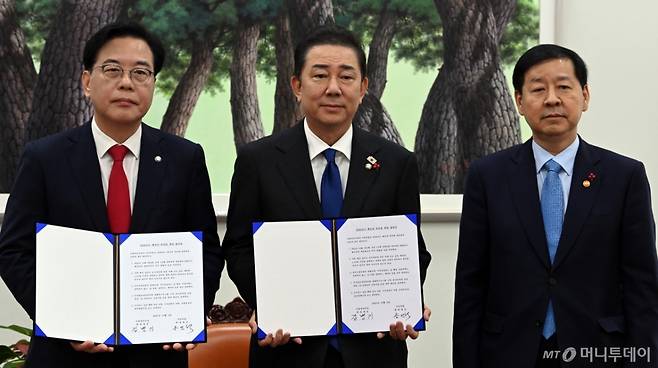 (서울=뉴스1) 유승관 기자 = 송언석 국민의힘 원내대표(왼쪽부터), 김병기 더불어민주당 원내대표, 구윤철 부총리 겸 기획재정부 장관이 2일 서울 여의도 국회에서 2026년도 예산안 처리를 위한 합의문에 서명을 마치고 기념촬영을 하고 있다. (공동취재) 2025.12.2/뉴스1 Copyright (C) 뉴스1. All rights reserved. 무단 전재 및 재배포, AI학습 이용 금지. /사진=(서울=뉴스1) 유승관 기자