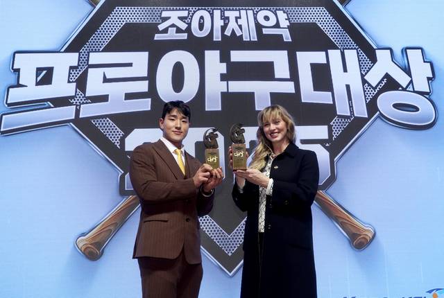 2일 조아제약과 일간스포츠가 공동제정한 ‘2025 조아제약 프로야구 대상’ 을 수상한 KT 안현민과 한화 폰세(엠마 폰세 대리수상)가 함께 포즈를 취하고 있다. 일간스포츠 제공