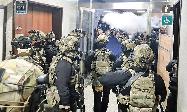윤석열 당시 대통령이 비상계엄령을 선포한 직후인 지난 2024년 12월 4일 새벽 계엄군이 서울 여의도 국회의사당으로 진입하자 국회 보좌진들이 소화기를 분사하고 있다. 세계일보 자료사진