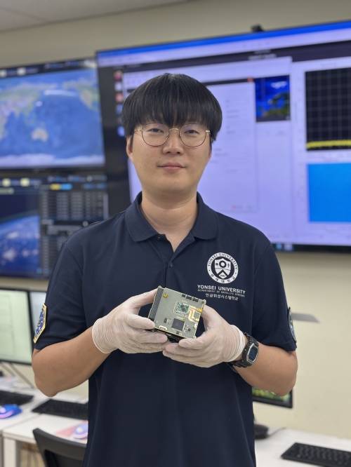 은영호 연세대 인공위성시스템학과 연구교수가 위성 통신장비를 든 채 사진을 찍고 있다. 은 교수가 개발에 참여한 초소형 위성 2기는 지난달 27일 발사된 한국형 발사체 누리호에 탑재됐다. 본인 제공