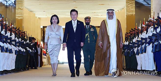 이재명 대통령, UAE 국빈 방문 마치고 이집트로 (아부다비=연합뉴스) 김도훈 기자 = 아랍에미리트(UAE) 국빈 방문을 마친 이재명 대통령과 김혜경 여사가 11월 19일(현지시간) 다음 공식 방문지인 이집트로 가기 위해 아부다비 왕실공항에서 공군 1호기로 향하고 있다. 2025.11.19 superdoo82@yna.co.kr