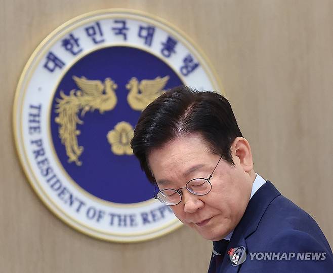 착석하는 이재명 대통령 (서울=연합뉴스) 김도훈 기자 = 이재명 대통령이 2일 용산 대통령실에서 열린 국무회의에서 국민의례를 마친 뒤 자리에 앉고 있다. 2025.12.2 superdoo82@yna.co.kr