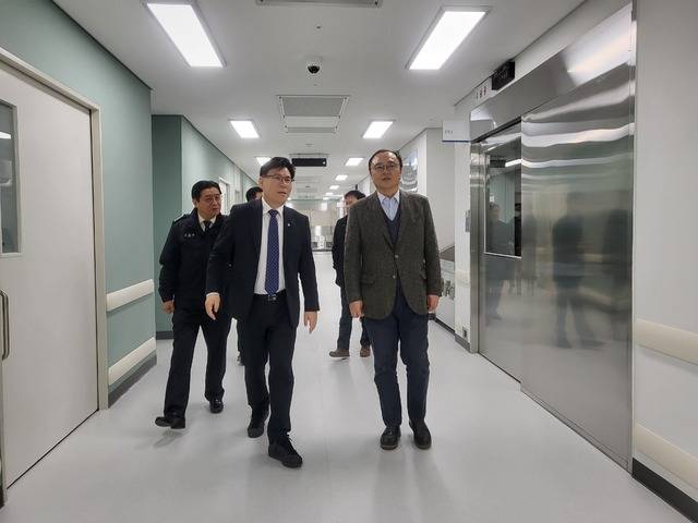 ▲ 이동욱 충북도 행정부지사가 3일 국립소방병원을 방문해 개원 준비 사항을 확인하고 있다./충북소방본부 제공