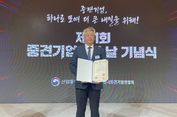 ㈜코렌스가 지난 1일 열린 '제11회 중견기업인의 날' 기념식에서 국무총리 표창을 받았다. /코렌스