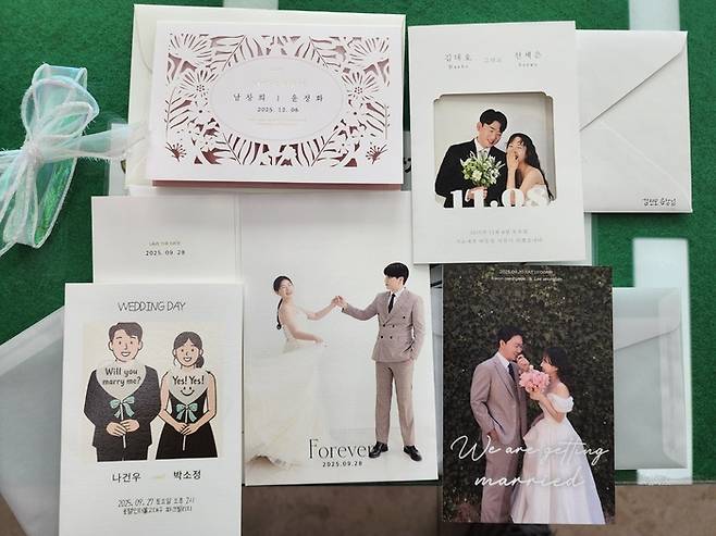 김진모 예천군 호명읍장이 5명의 직원들로부터 받은 청첩장. <장석원기자 history@yeongnam.com>