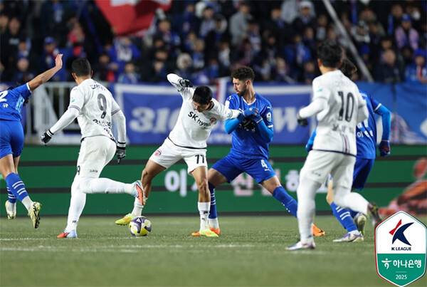 3일 저녁 수원월드컵경기장에서 열린 수원삼성과 제주SK의 K리그 승강플레이오프 1차전에서 양팀 선수들이 경합하고 있다 (사진=한국프로축구연맹)