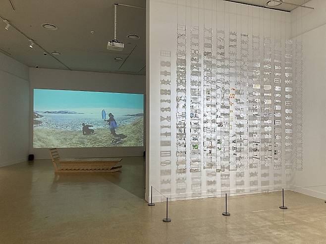 지난 9월 천안시립미술관에서 진행했던 이강하미술관의 광주비엔날레 캐나다 파빌리온 전시 모습.