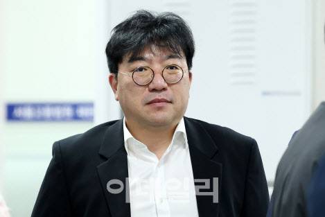 소시에테제네랄(SG) 증권발 주가폭락 사태 핵심 인물로 지목된 라덕연 전 호안투자컨설팅업체 대표가 지난달 25일 서울 서초구 서울고등법원에서 열린 ‘SG(소시에테제네랄) 증권발 주가 폭락 사태’ 항소심 선고기일에 출석하고 있다. (사진=뉴시스)
