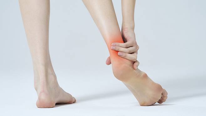 발목 바깥쪽이 붓고 통증이 있는 경우 인대 손상을 의심할 수 있다|출처: 게티이미지뱅크